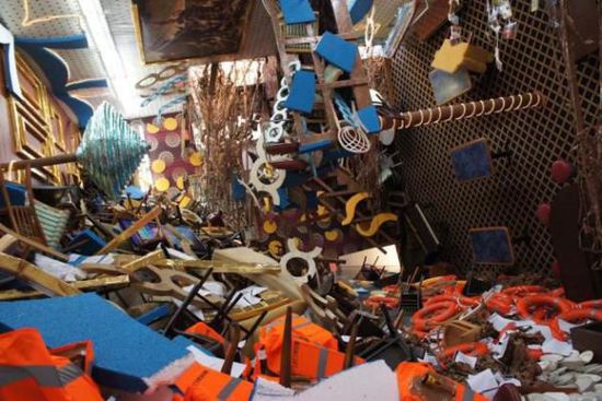 2001 Thomas Hirschhorn 《和谐号，和谐号》.jpg