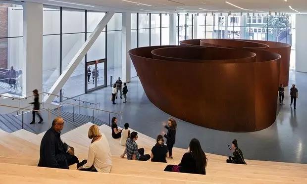 旧金山现代艺术博物馆入口处，放置了理查德·塞拉（Richard Serra）的作品《序列》.jpg